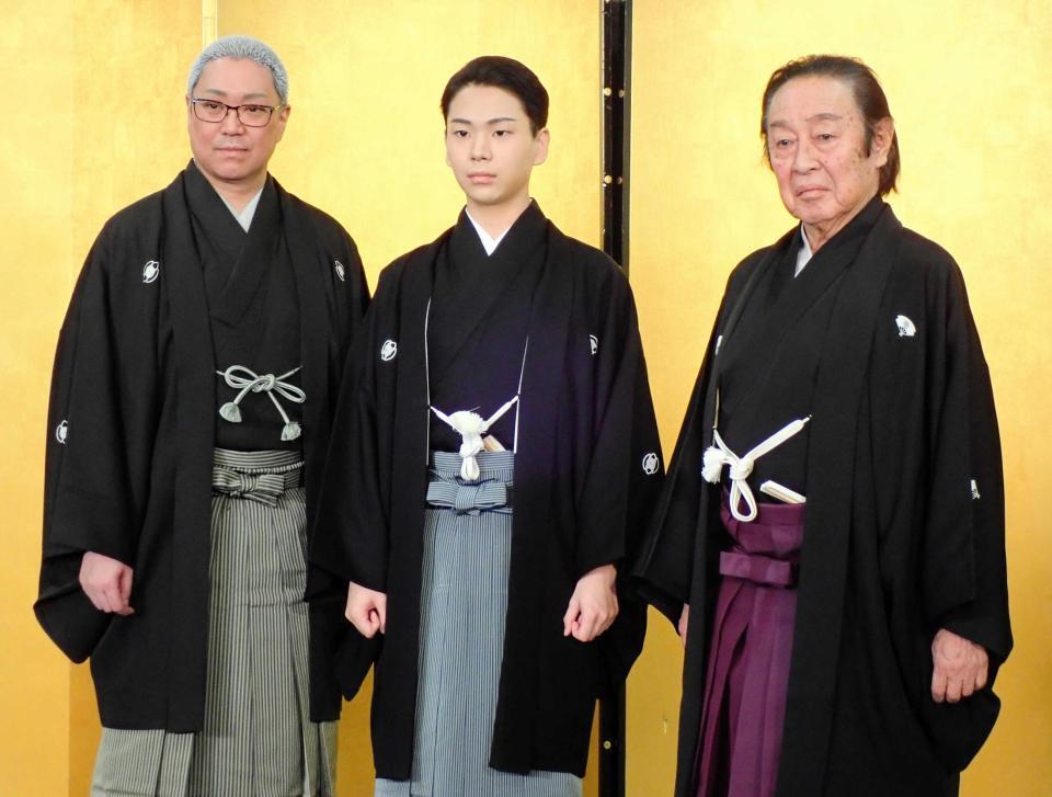 尾上左近改め三代目尾上辰之助襲名披露記者会見に出席した尾上左近（中）。左は父・尾上松緑、右は七代目尾上菊五郎