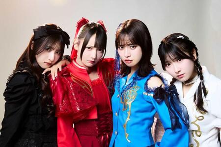 ≠ＭＥの（左から）蟹沢萌子、鈴木瞳美、冨田菜々風、櫻井もも