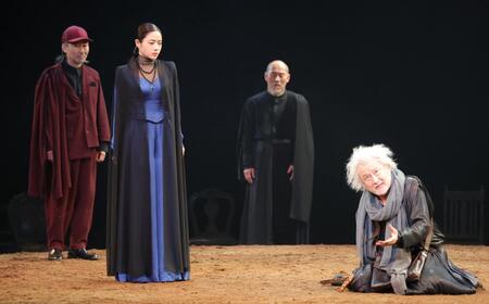 吉田鋼太郎（右）と共演する石原さとみ（左から２人目）＝撮影・吉澤敬太