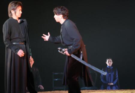 藤原竜也（手前左）と共演する石原さとみ（右）＝撮影・吉澤敬太