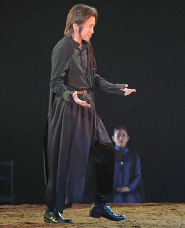 石原さとみ（右奥）と共演する藤原竜也＝（撮影・吉澤敬太）