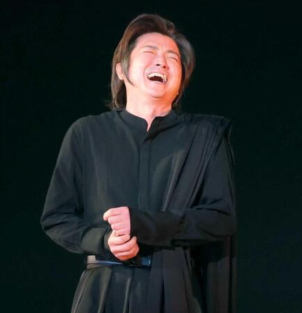 熱演する藤原竜也（撮影・吉澤敬太）