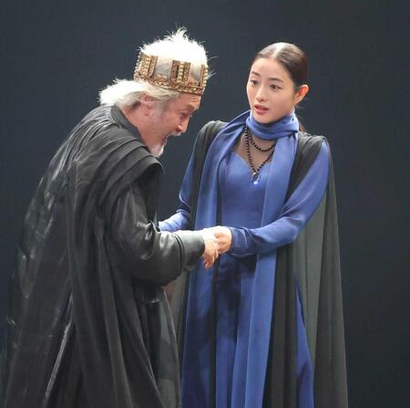 吉田鋼太郎（左）演じる王の娘を熱演する石原さとみ（撮影・吉澤敬太）