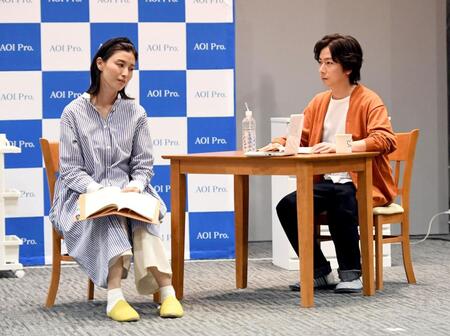 夫婦役を熱演する河合郁人（右）と橋本マナミ（撮影・佐藤厚）