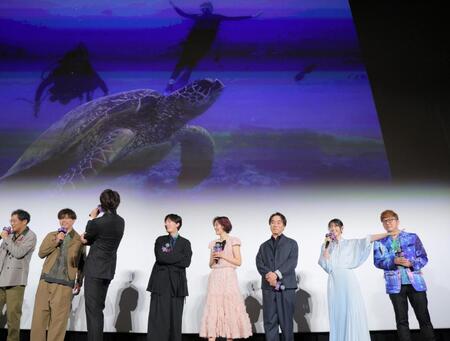 ダイビングでウミガメに遭遇した写真を披露する西野七瀬（右から２人目）＝撮影・吉澤敬太