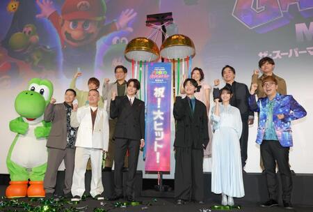 大ヒットを喜ぶ（前列左から）チョコレートプラネットの長田庄平、松尾駿、宮野真守、畠中祐、西野七瀬、ＨＩＫＡＫＩＮ、（後列同）山下大輝、三宅健太、志田有彩、関智一、竹内栄治（撮影・吉澤敬太）