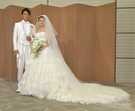 ２０１５年８月、結婚披露宴を前に会見した永井大と中越典子