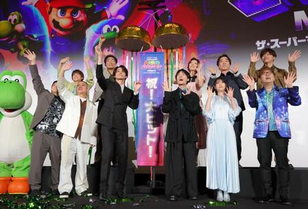 大ヒットを喜ぶ（前列左から）チョコレートプラネットの長田庄平、松尾駿、宮野真守、畠中祐、西野七瀬、ＨＩＫＡＫＩＮ、（後列同）山下大輝、三宅健太、志田有彩、関智一、竹内栄治（撮影・吉澤敬太）