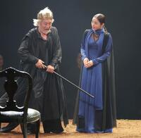 吉田鋼太郎（左）演じる王の娘の熱演する石原さとみ（撮影・吉澤敬太）