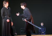 藤原竜也（手前左）と共演する石原さとみ（右）＝撮影・吉澤敬太