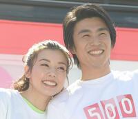 中尾明慶（右）と仲里依紗