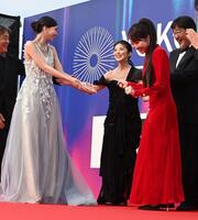 レッドカーペットで登壇した（左から）川口ゆりな、田中麗奈、本田望結（２日）