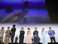 ダイビングでウミガメに遭遇した写真を披露する西野七瀬（右から２人目）＝撮影・吉澤敬太