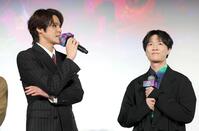 あいさつする宮野真守（左）と畠中祐（撮影・吉澤敬太）