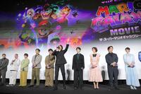 登壇した（左から）チョコレートプラネットの長田庄平、松尾駿、山下大輝、三宅健太、竹内栄治、宮野真守、畠中祐、志田有彩、関智一、西野七瀬（撮影・吉澤敬太）