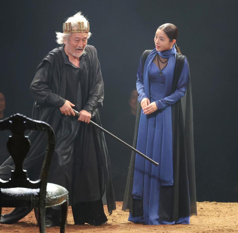 吉田鋼太郎（左）演じる王の娘の熱演する石原さとみ（撮影・吉澤敬太）