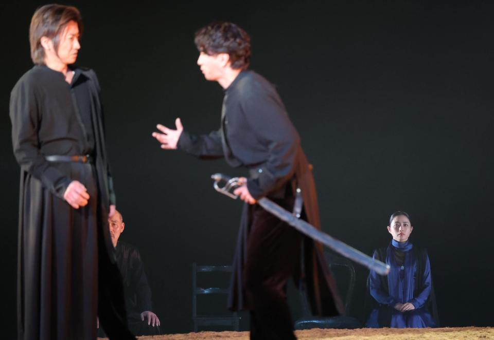 藤原竜也（手前左）と共演する石原さとみ（右）＝撮影・吉澤敬太