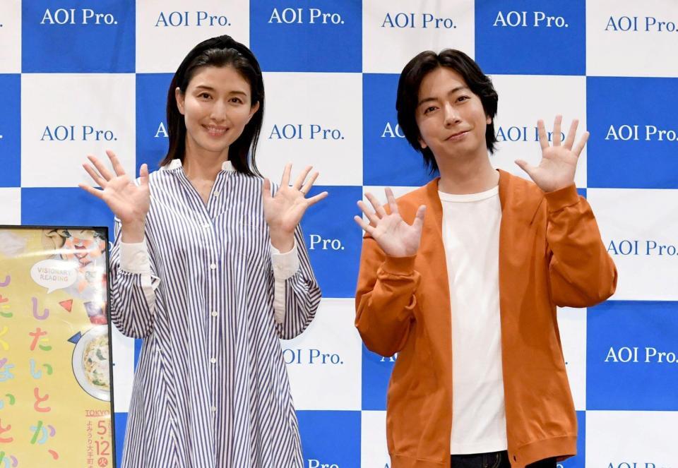 夫婦役を演じる河合郁人（右）と橋本マナミ（撮影・佐藤厚）