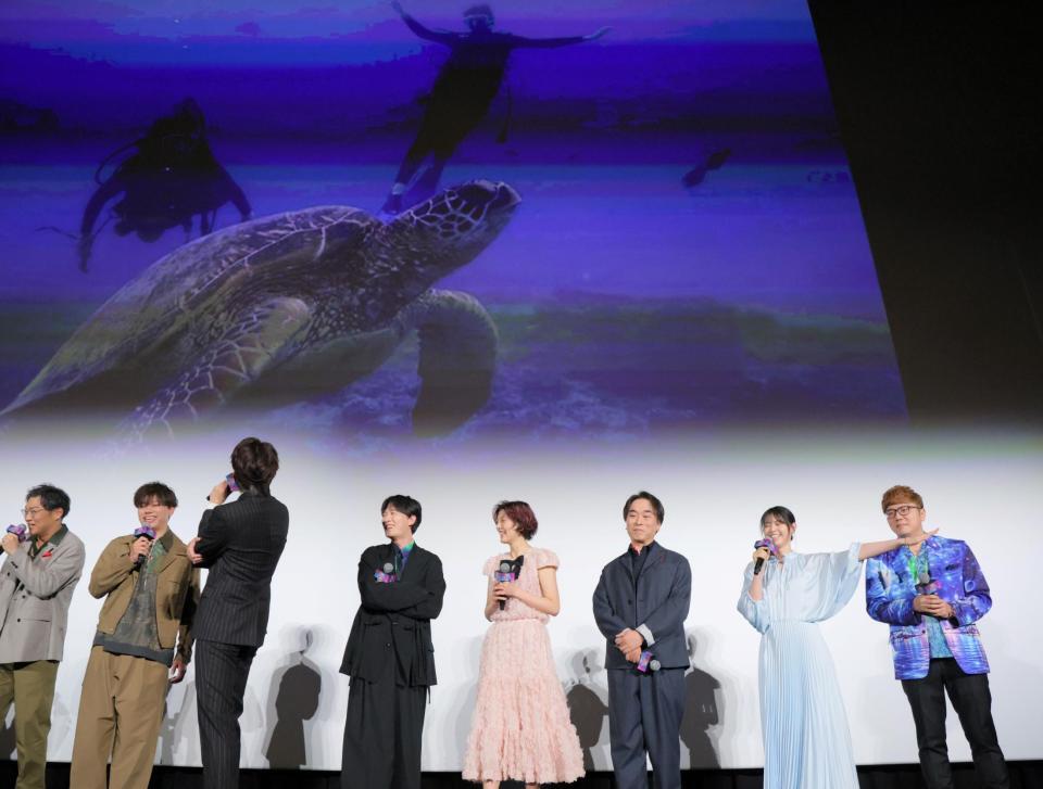 ダイビングでウミガメに遭遇した写真を披露する西野七瀬（右から２人目）＝撮影・吉澤敬太