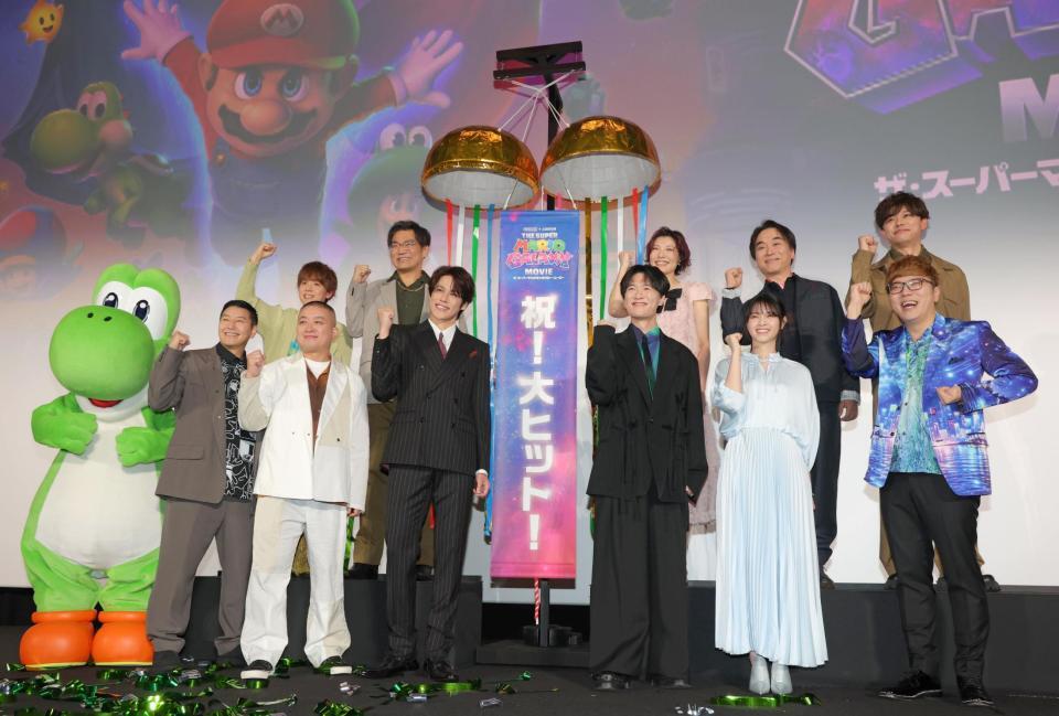 大ヒットを喜ぶ（前列左から）チョコレートプラネットの長田庄平、松尾駿、宮野真守、畠中祐、西野七瀬、ＨＩＫＡＫＩＮ、（後列同）山下大輝、三宅健太、志田有彩、関智一、竹内栄治（撮影・吉澤敬太）
