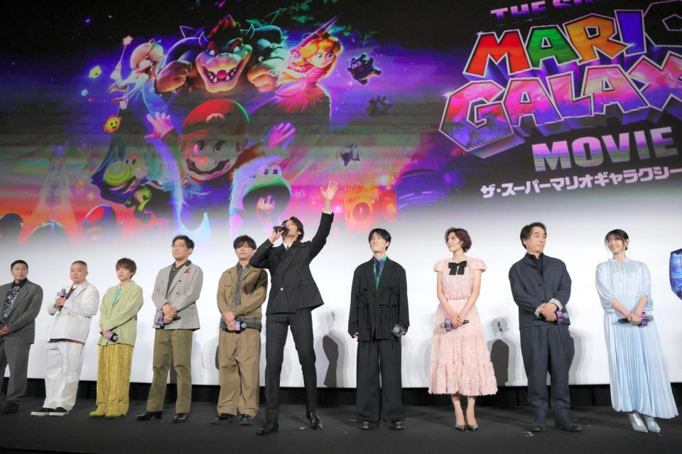 登壇した（左から）チョコレートプラネットの長田庄平、松尾駿、山下大輝、三宅健太、竹内栄治、宮野真守、畠中祐、志田有彩、関智一、西野七瀬（撮影・吉澤敬太）