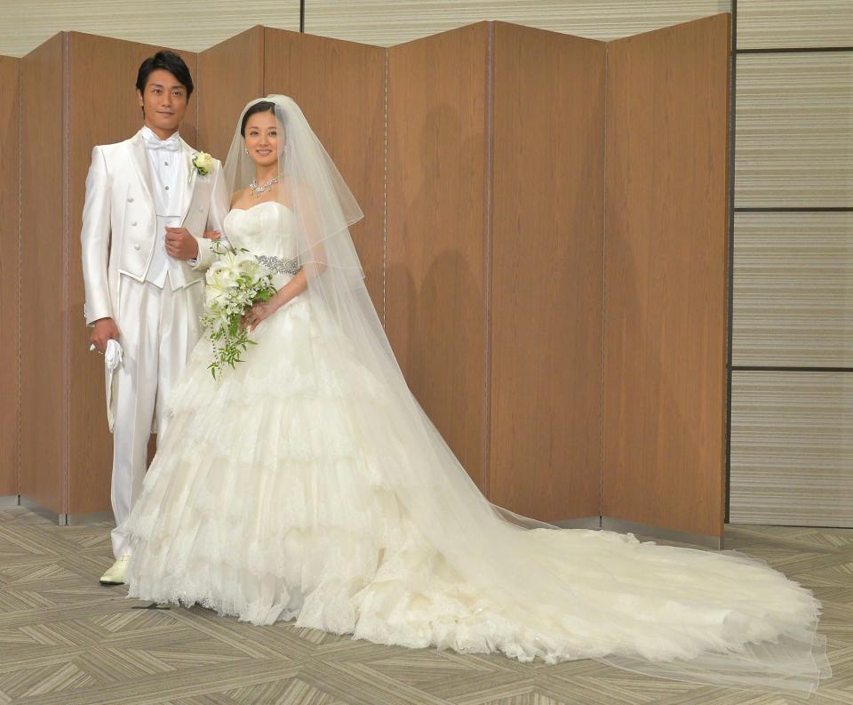 ２０１５年８月、結婚披露宴を前に会見した永井大と中越典子