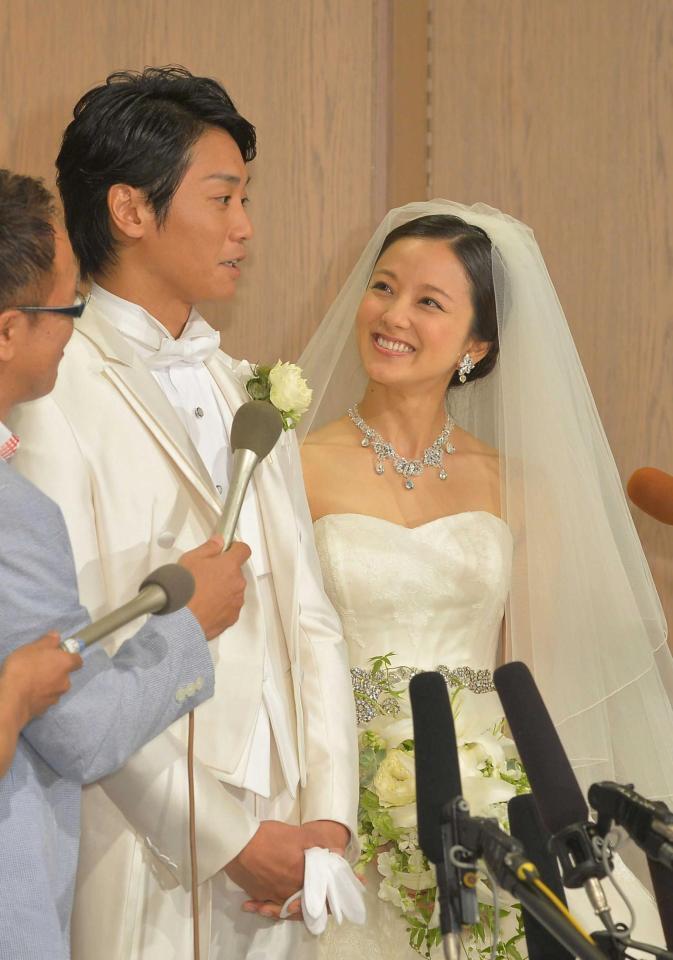２０１５年８月、結婚披露宴を前に会見した永井大と中越典子