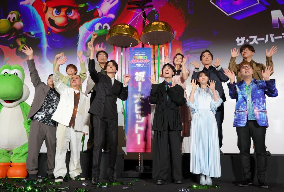 大ヒットを喜ぶ（前列左から）チョコレートプラネットの長田庄平、松尾駿、宮野真守、畠中祐、西野七瀬、ＨＩＫＡＫＩＮ、（後列同）山下大輝、三宅健太、志田有彩、関智一、竹内栄治（撮影・吉澤敬太）