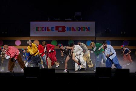 小島よしお、キッズとともに「そんなの関係ねぇ」を披露するＥＸＩＬＥ　Ｂ　ＨＡＰＰＹ