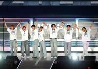 ファンの声援に応えるＷＥＳＴ．（左から）中間淳太、神山智洋、藤井流星、重岡大毅、小瀧望、濵田崇裕、桐山照史（撮影・伊藤笙子）