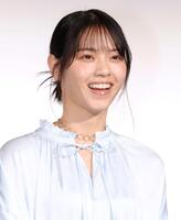 笑顔であいさつする西野七瀬（撮影・吉澤敬太）