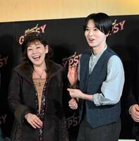会見で笑顔を見せる大竹しのぶ（左）と井上瑞稀（撮影・堀内翔）