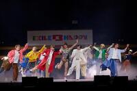 小島よしおとともに「おっぱーっぴーポーズ」を込めるＥＸＩＬＥ　Ｂ　ＨＡＰＰＹ