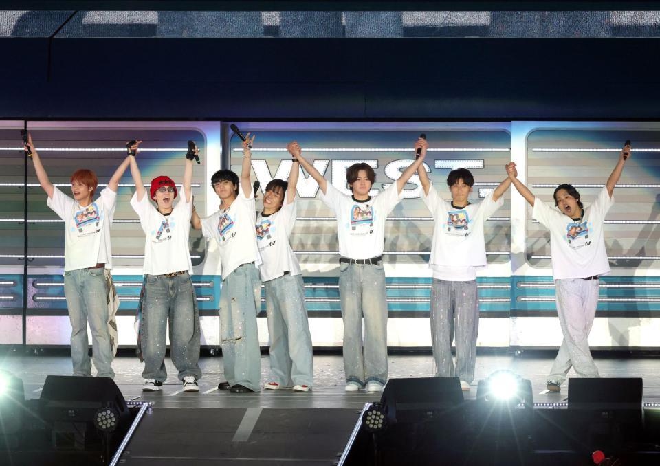 ファンの声援に応えるＷＥＳＴ．（左から）中間淳太、神山智洋、藤井流星、重岡大毅、小瀧望、濵田崇裕、桐山照史（撮影・伊藤笙子）