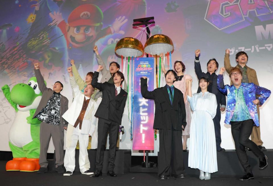 大ヒットを喜ぶ（前列左から）チョコレートプラネットの長田庄平、松尾駿、宮野真守、畠中祐、西野七瀬、ＨＩＫＡＫＩＮ、（後列同）山下大輝、三宅健太、志田有彩、関智一、竹内栄治（撮影・吉澤敬太）