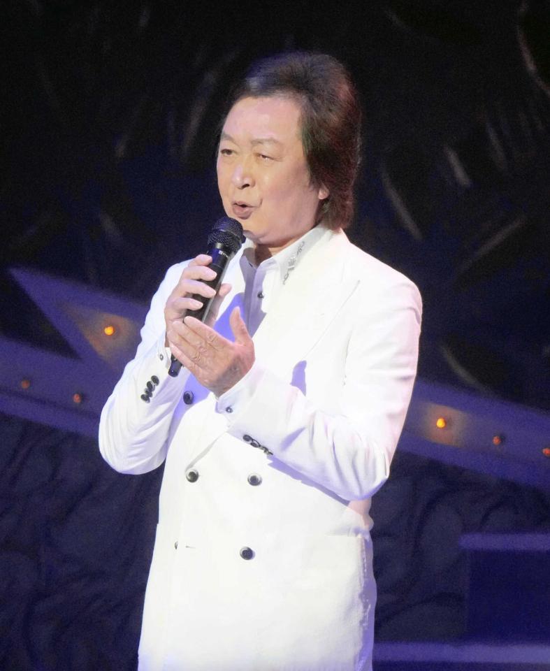 歌い上げる新沼謙治