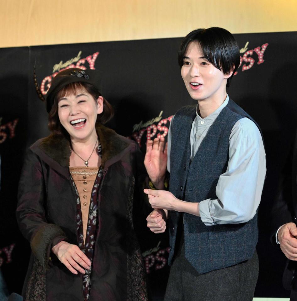 会見で笑顔を見せる大竹しのぶ（左）と井上瑞稀（撮影・堀内翔）