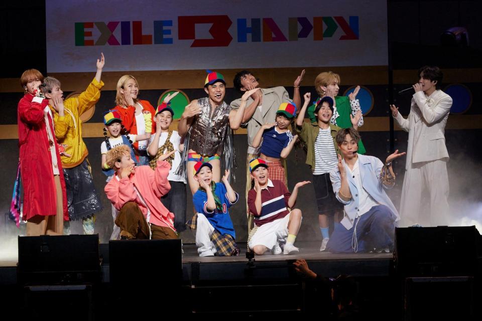 小島よしお、キッズとともに楽曲を披露するＥＸＩＬＥ　Ｂ　ＨＡＰＰＹ