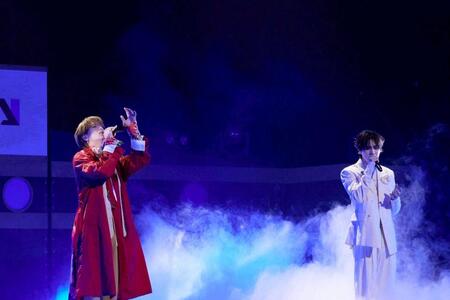 ステージで歌声を響かせたＥＸＩＬＥ　Ｂ　ＨＡＰＰＹの中島颯太（左）と吉野北人