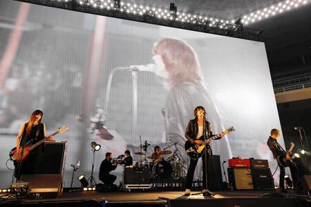 初の日本武道館ライブを行ったａ　ｆｌｏｏｄ　ｏｆ　ｃｉｒｃｌｅ