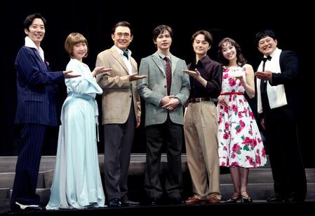 　ポーズをとる（左から）長友郁真、川上麻衣子、鶴見辰吾、上田竜也、木村了、潤花、板倉武志