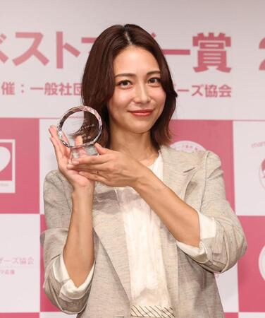 ベストマザー賞を受賞した相武紗季（撮影・佐々木彰尚）