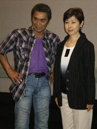 １５年ぶりの再会となった大葉健二さん（左）と叶和貴子（２０１２年７月撮影）