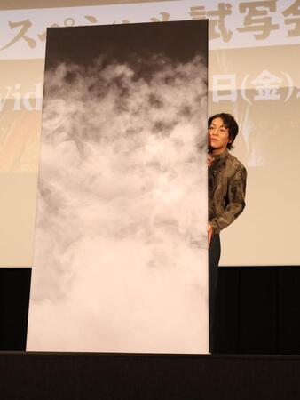 大好きな作品に関するクイズに全問正解とならず、パネルに隠れる洋言われ、後ろから顔を出す狩野英孝