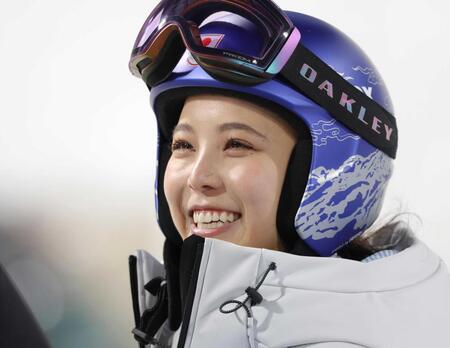 ミラノ・コルティナ五輪　女子スキージャンプラージヒル　試合後、観衆の労いに笑顔を見せる高梨沙羅（プレダッツォ・ジャンプ競技場）＝２月