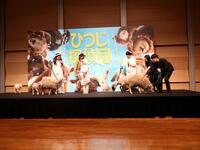 映画「ひつじ探偵団」公開直前イベントに羊と登場した（左から）ガンバレルーヤ・よしこ、永尾柚乃、ガンバレルーヤ・まひる