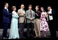 　ポーズをとる（左から）長友郁真、川上麻衣子、鶴見辰吾、上田竜也、木村了、潤花、板倉武志