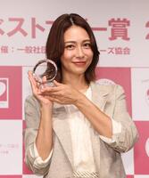 ベストマザー賞を受賞した相武紗季（撮影・佐々木彰尚）