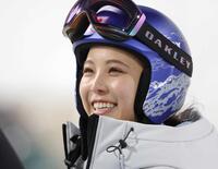 ミラノ・コルティナ五輪　女子スキージャンプラージヒル　試合後、観衆の労いに笑顔を見せる高梨沙羅（プレダッツォ・ジャンプ競技場）＝２月