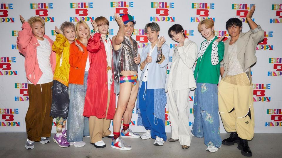 笑顔で“ピーヤポーズ”を決める（左から）小森隼、浦川翔平、岩谷翔吾、中島颯太、小島よしお、ＥＸＩＬＥ　ＴＥＴＳＵＹＡ、吉野北人、木村慧人、中務裕太